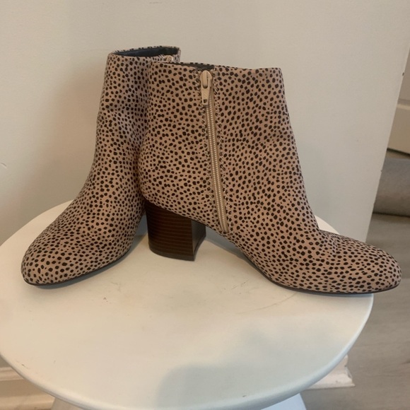 LOFT Leopard Print Beige-Black Ankle Booties sized 8 zipper animal tan‎ brown - Picture 3 of 12